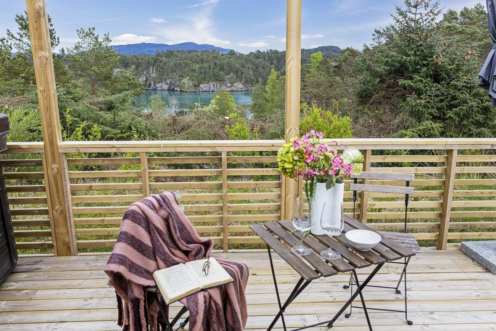 Et levende og vakkert landskap som skifter med årstidene. Terrassen fungerer som et naturlig samlingspunkt på varme sommerdager, enten du vil slappe av i solen eller invitere til hyggelige sammenkomster. Galleribilde