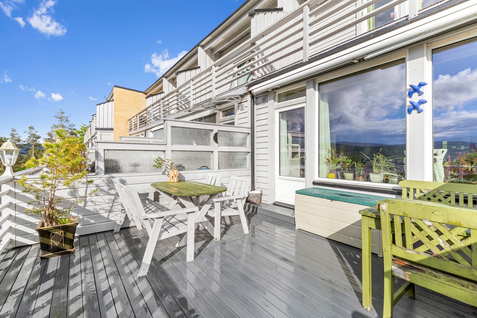 Stor vestvendt terrasse på ca. 18 m². Galleribilde