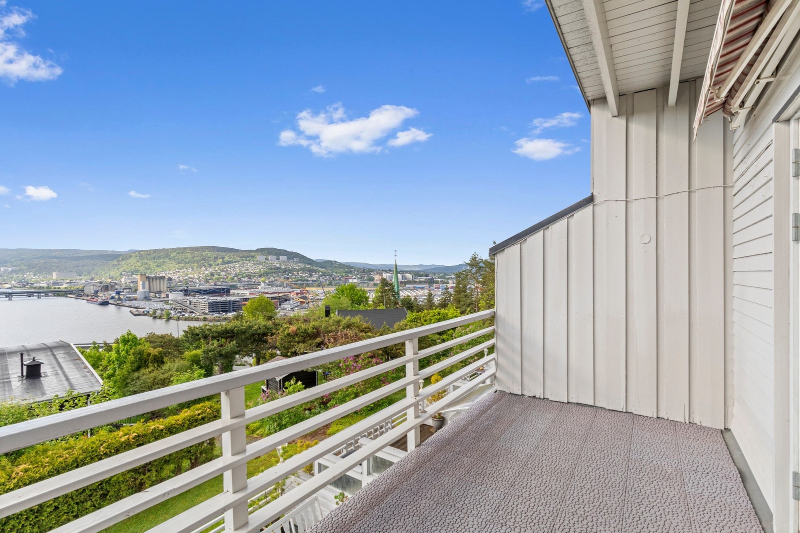 Stor vestvendt terrasse på ca. 9 m². Galleribilde