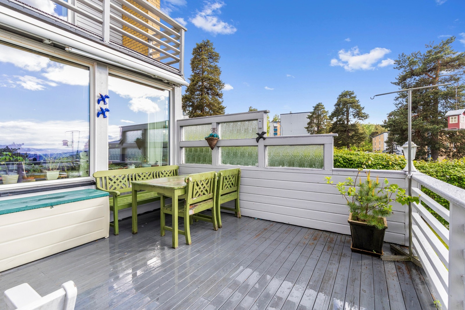 Stor vestvendt terrasse på ca. 18 m². Galleribilde