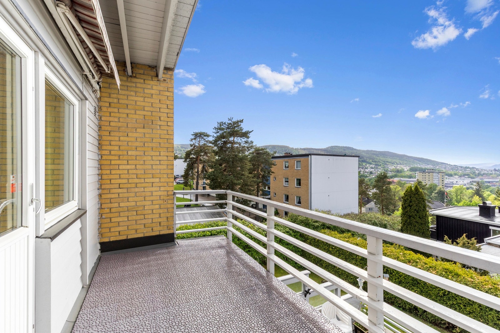 Stor vestvendt terrasse på ca. 9 m². Galleribilde