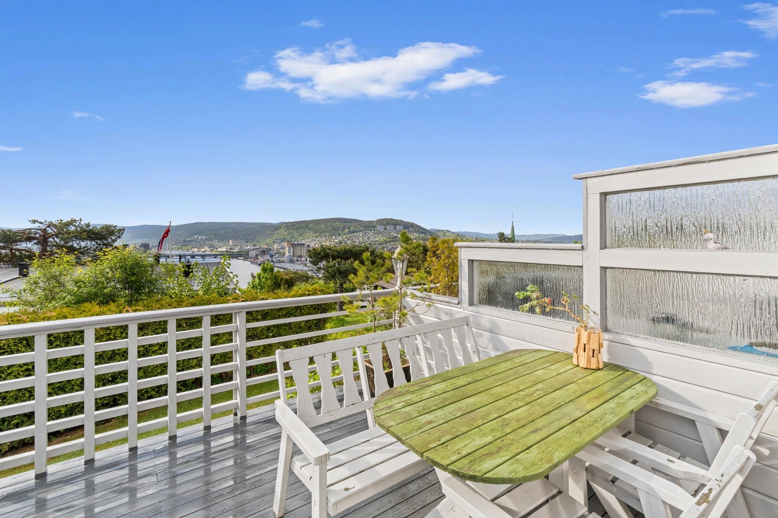 Stor vestvendt terrasse på ca. 18 m². Galleribilde