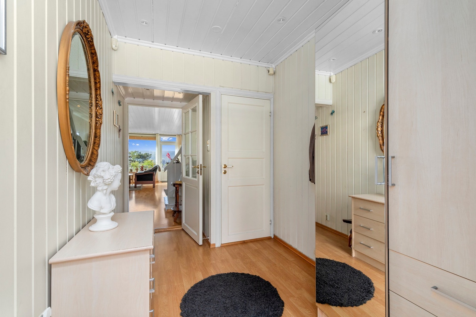 Fra entréen har du tilkomst til stuen og til trappen ned til kjelleretasjen. Galleribilde