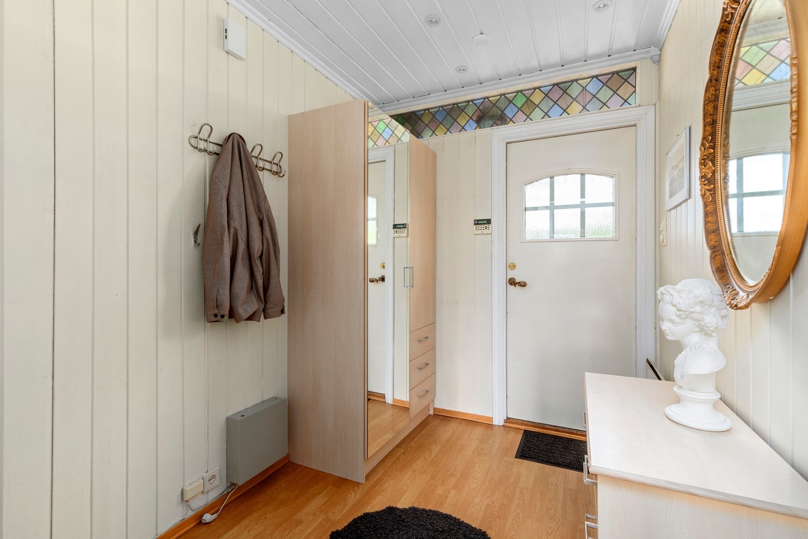 Velkommen inn til en romslig og hyggelig entré. Galleribilde