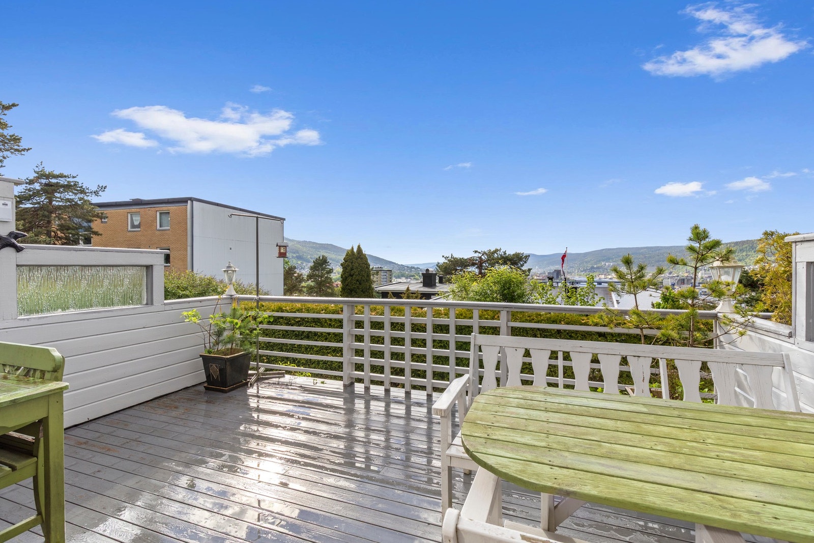 Stor vestvendt terrasse på ca. 18 m². Galleribilde