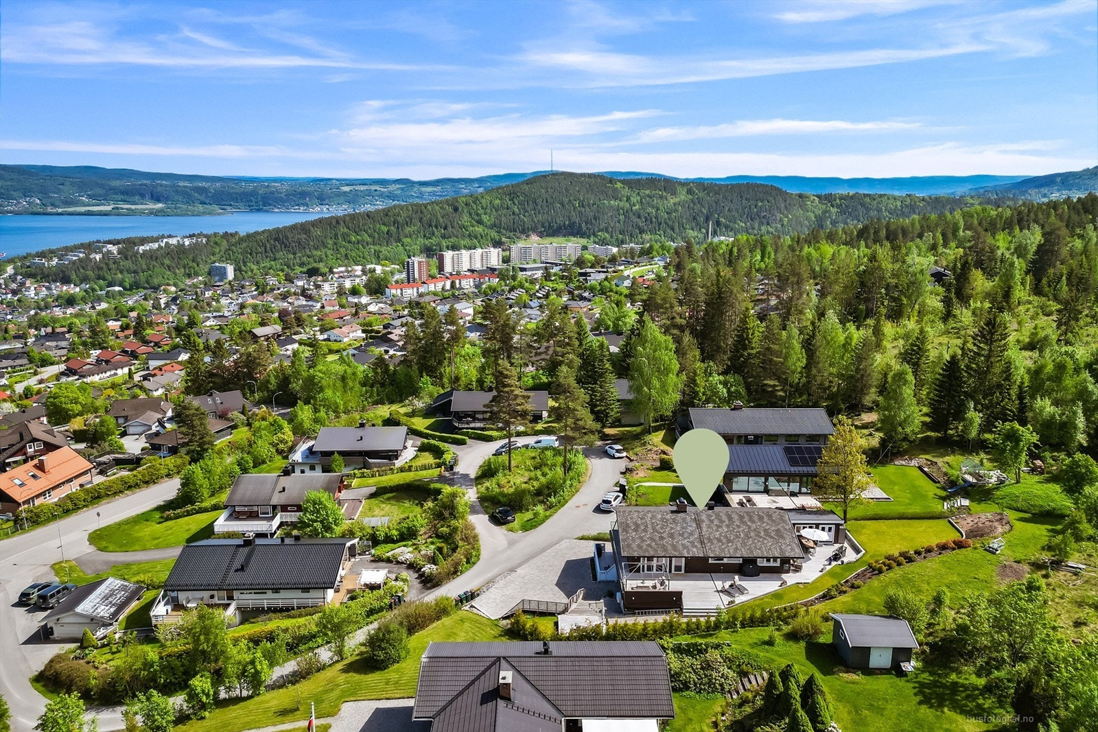 Eiendommen ligger i et etablert og rolig boligområde på Austad skog. Galleribilde