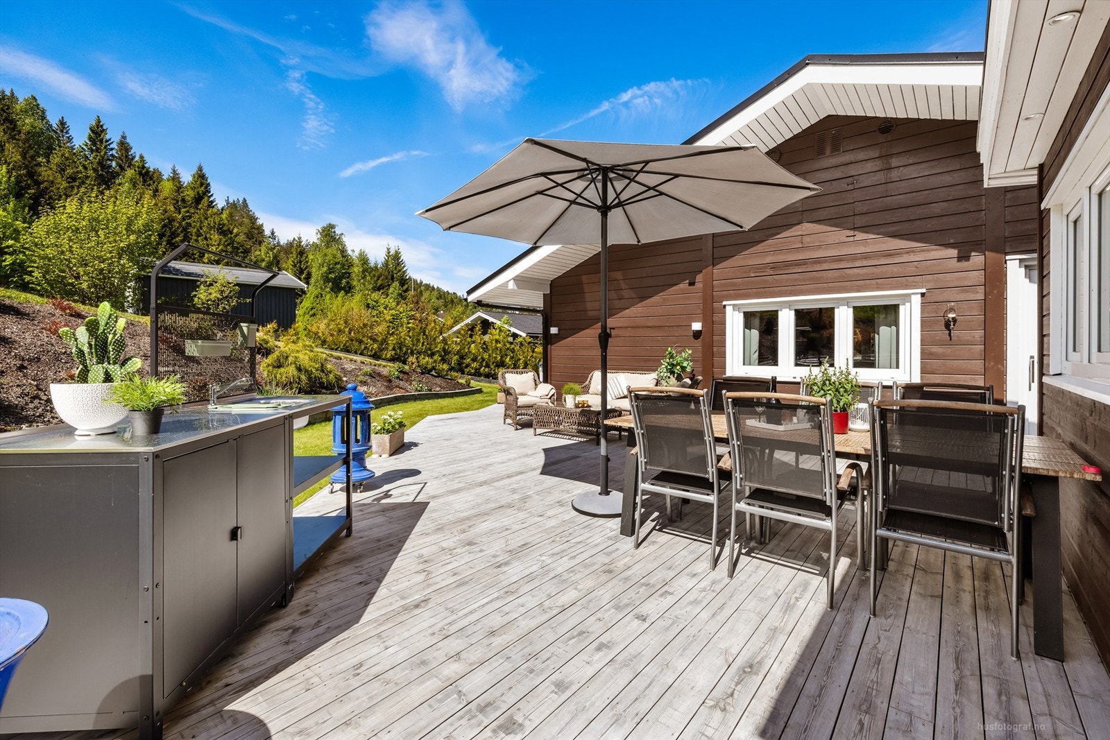 Det totale terrassearealet er på hele 162 m², med god plass til flere sittegrupper. Galleribilde