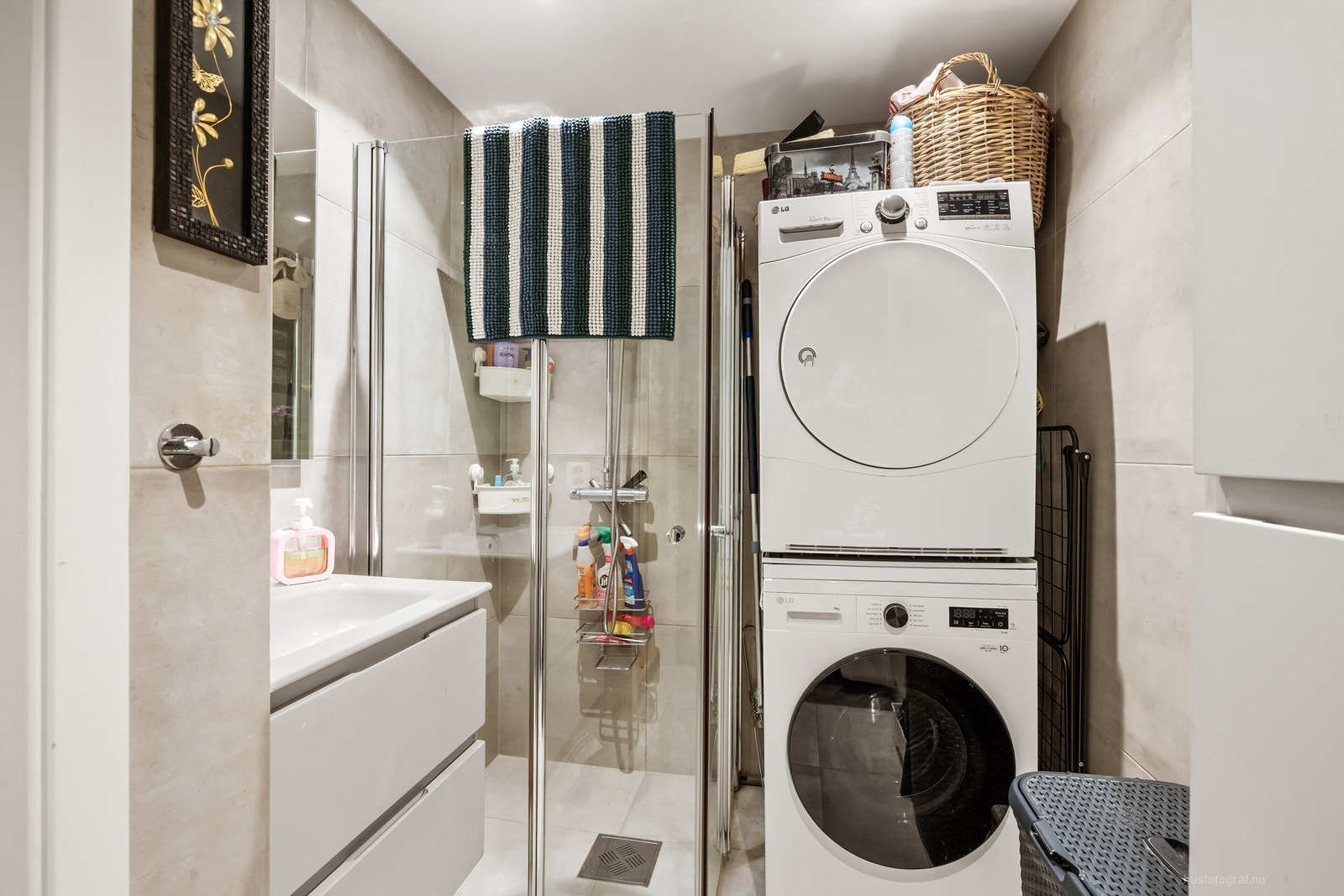 Badet i utleiedelen er fra 2017, med fliser, varmekabler og opplegg for vaskemaskin. Galleribilde