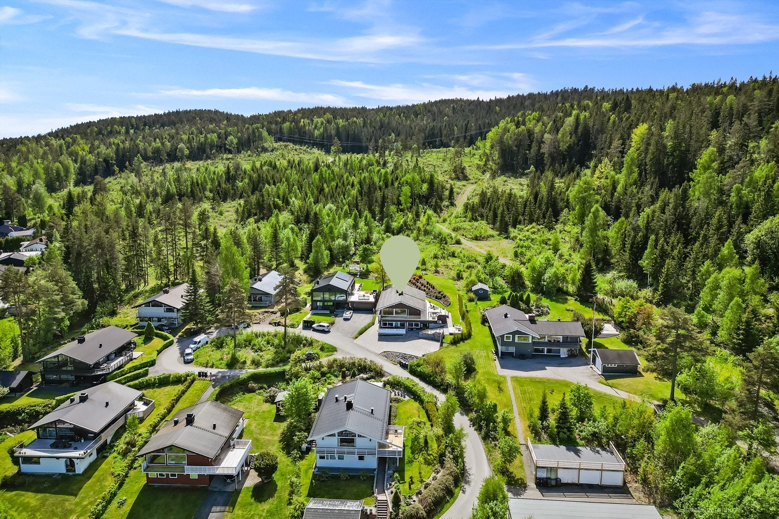 Beliggenheten gir umiddelbar nærhet til skog og mark med turstier og skiløyper. Galleribilde