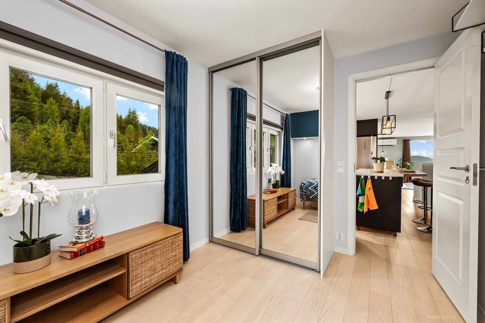 Skyvedørsgarderobe med speilfronter gir rikelig med oppbevaringsplass. Galleribilde