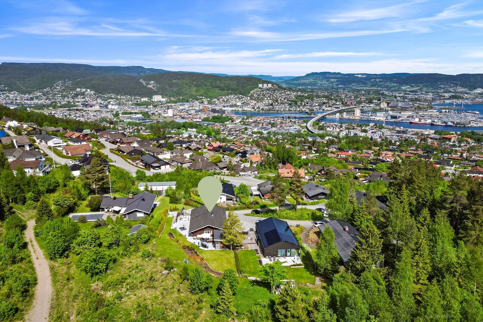 Eiendommen ligger fredfullt til øverst i skogkanten, uten gjennomgangstrafikk og med turmuligheter rett utenfor døren.
Foto: Haiman Askari Galleribilde