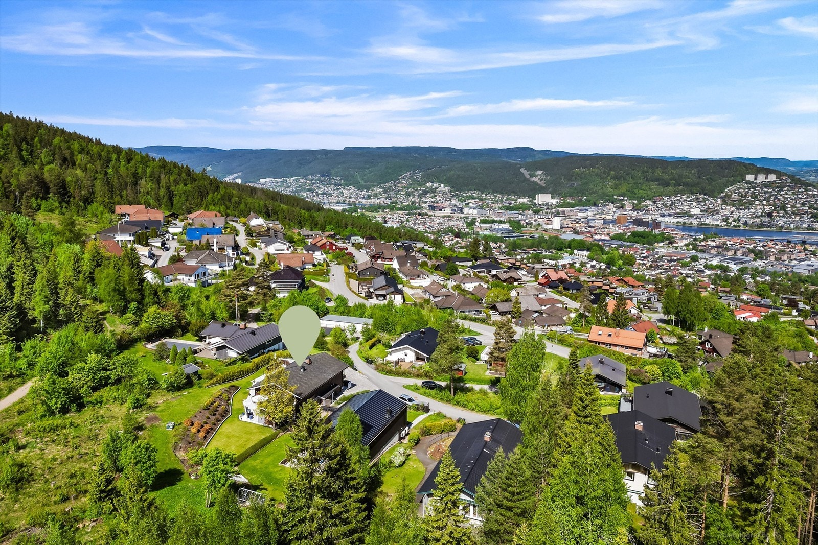 Kort vei ned til Drammen sentrum med alle servicetilbud, kun 9 minutter med bil. Galleribilde