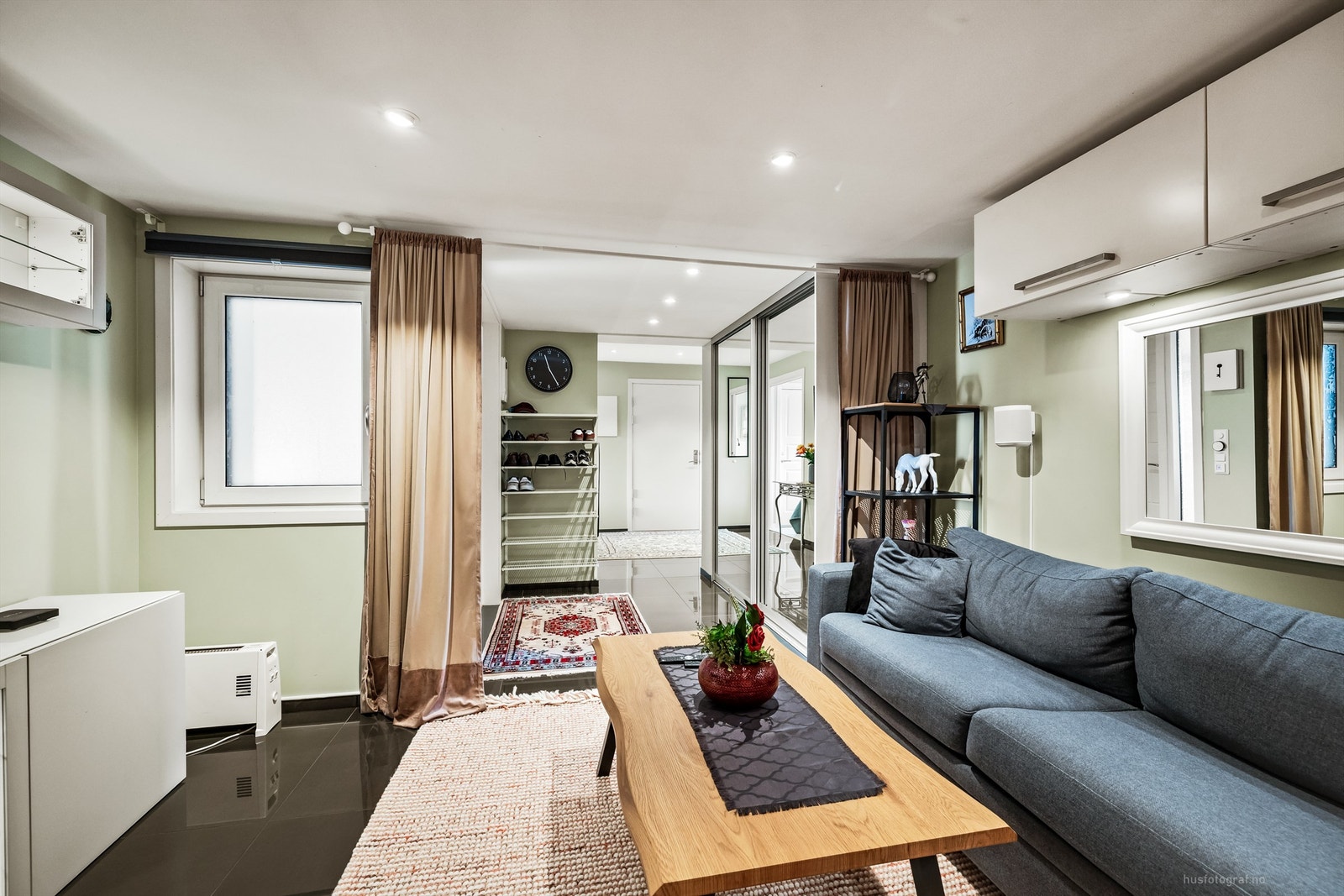 Gang/kjellerstue i underetasjen med sofaområde. Galleribilde