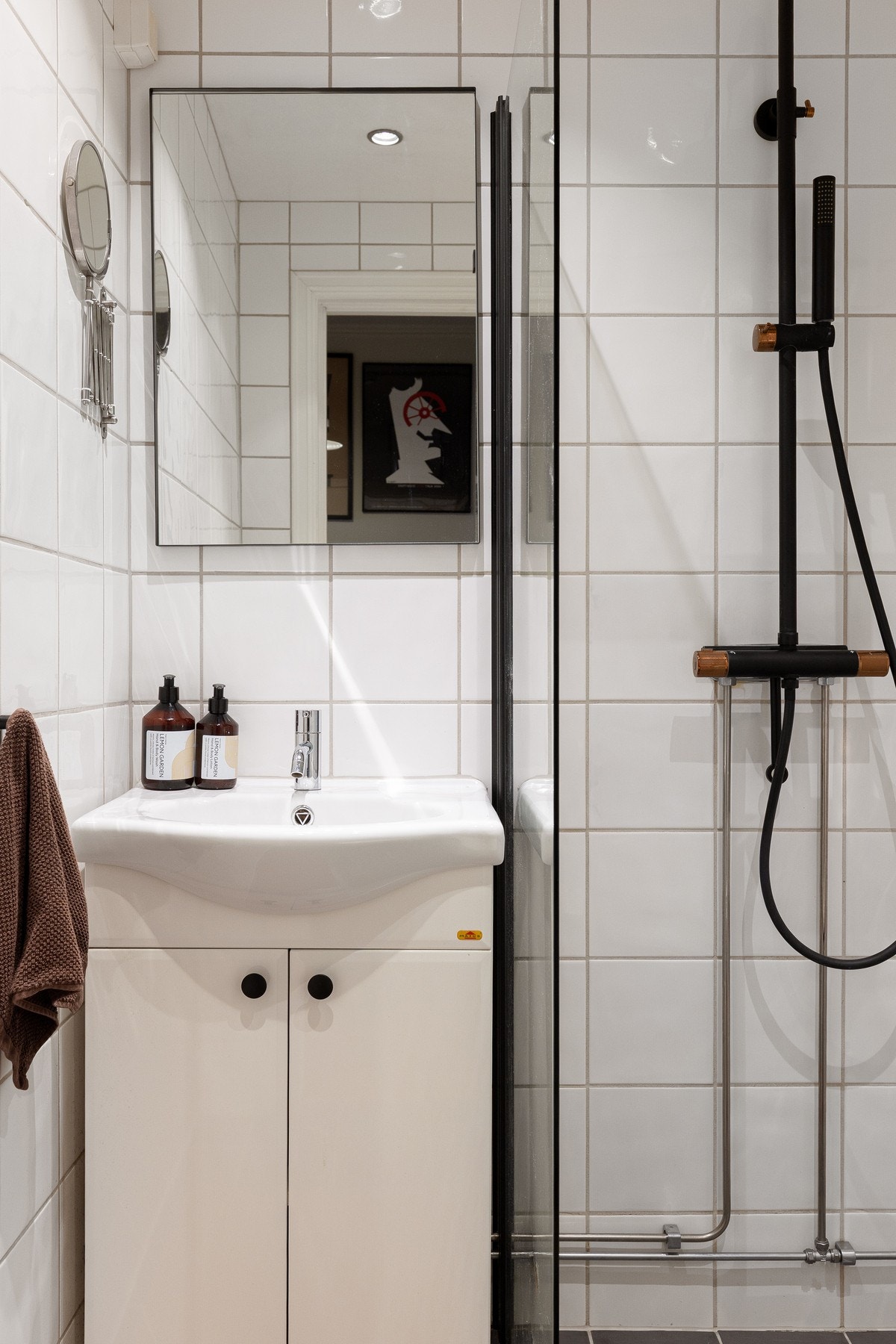 Badet er innredet med vegghengt servantskap og ovenpåliggende servant, gulvstående toalett, speil og dusjsone. Galleribilde