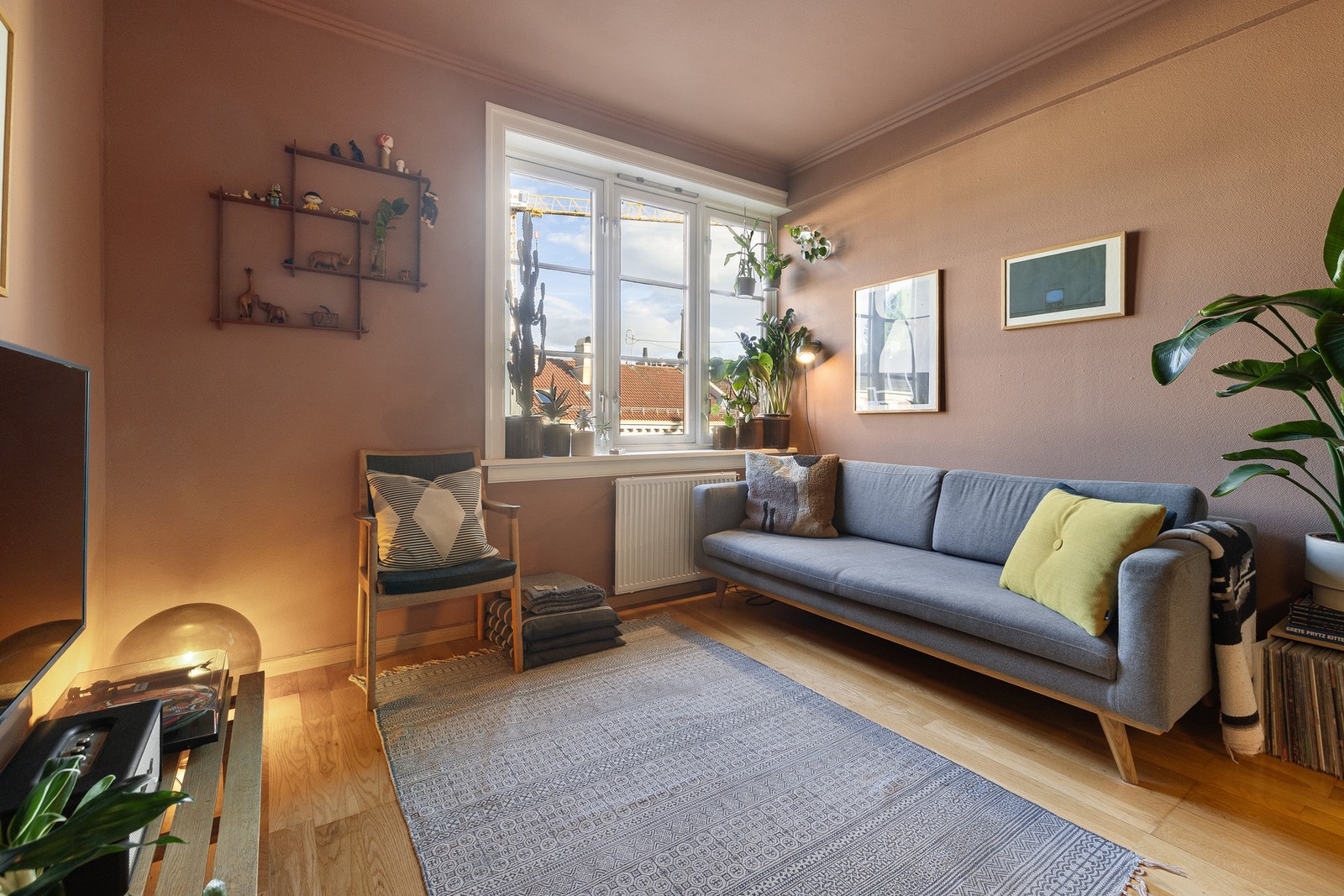 Her får du en lys leilighet med store vindusflater og god takhøyde som skaper en luftig atmosfære. Galleribilde