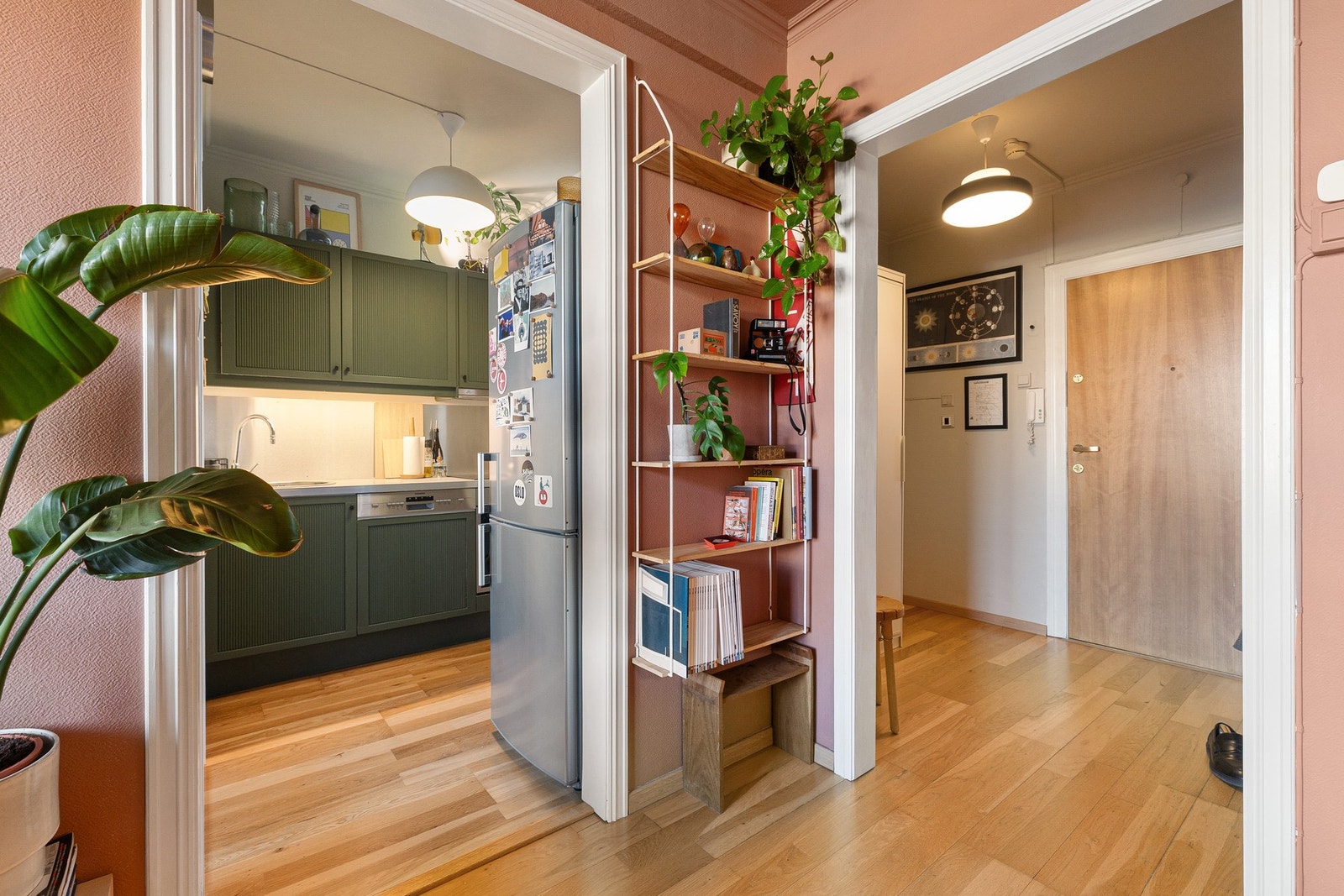 Kjøkkenet ligger i en delvis åpen løsning mot stuen og fremstår moderne og stilrent. Galleribilde