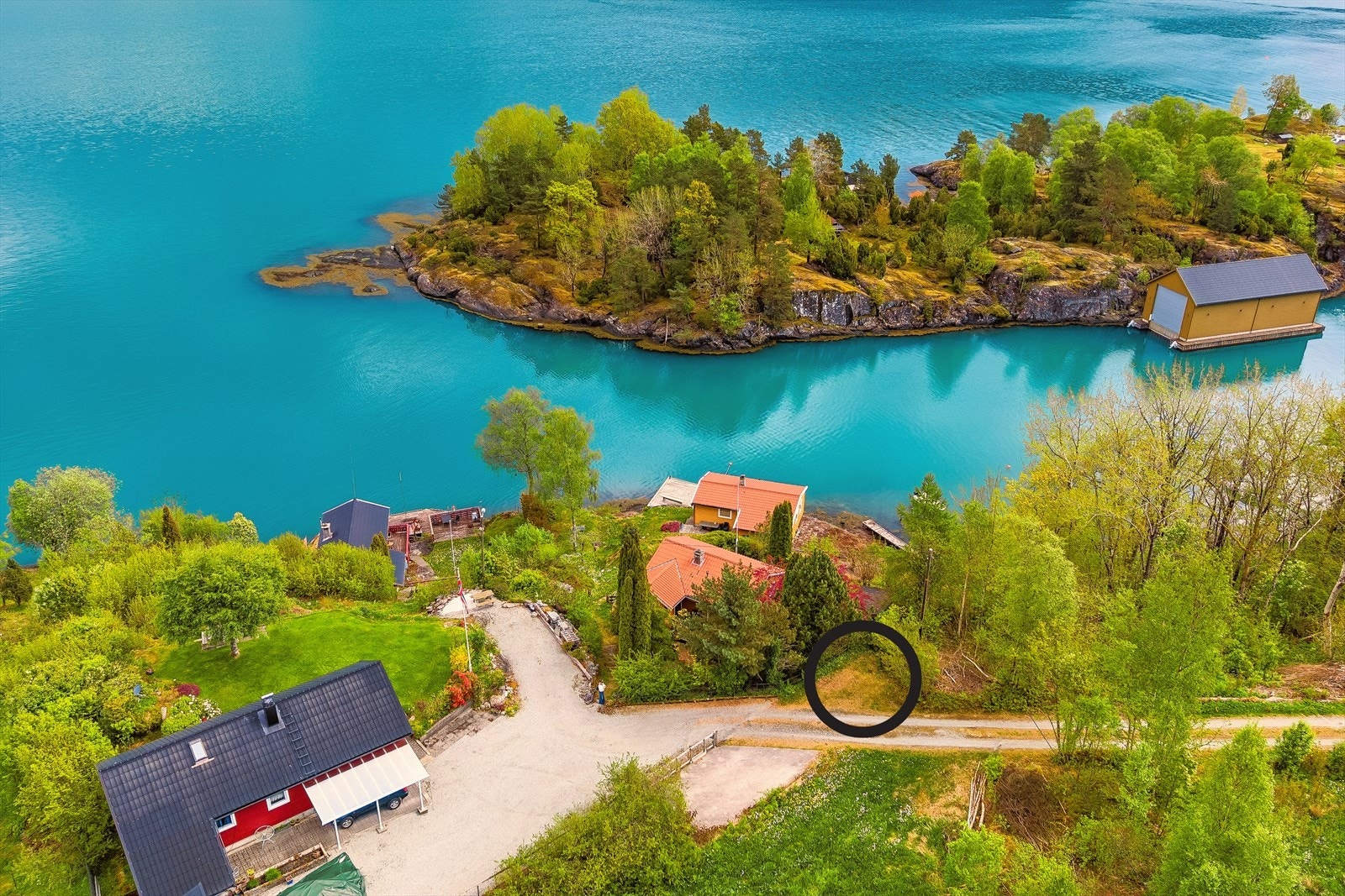 Hytten har en praktisk parkeringsplass like ovenfor som leies av fra grunneier for kr. 2500 pr. år Galleribilde
