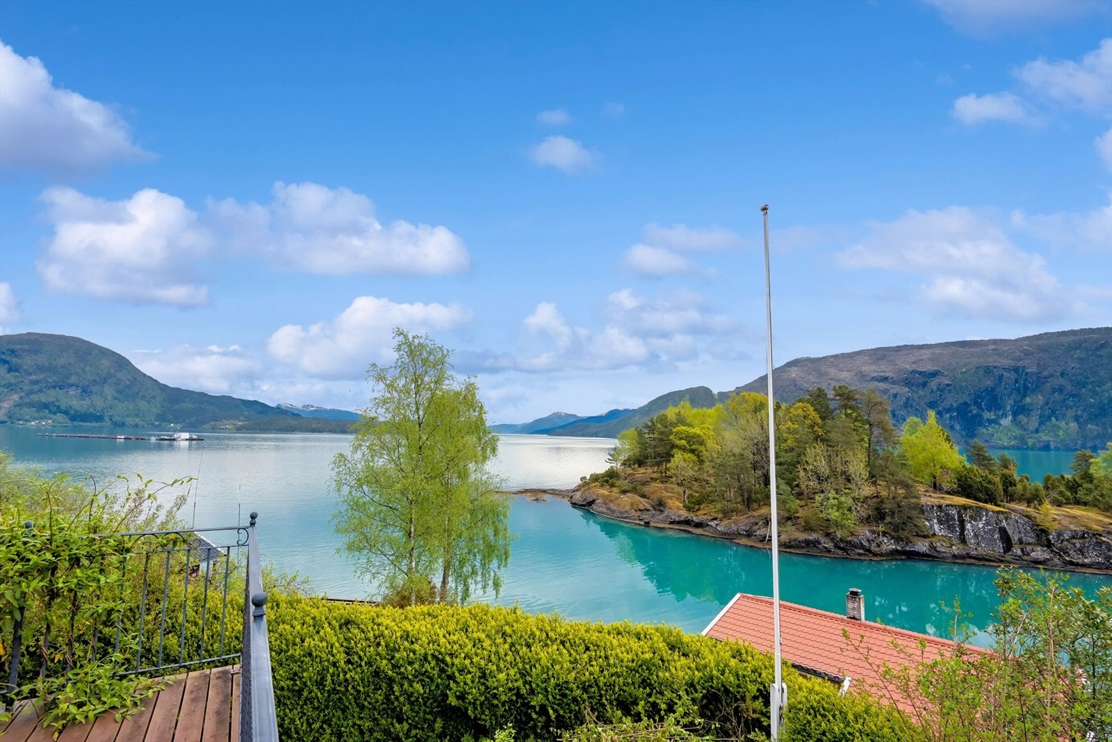 Eiendommen har en idyllisk beliggenhet rett ved Hardangerfjorden Galleribilde
