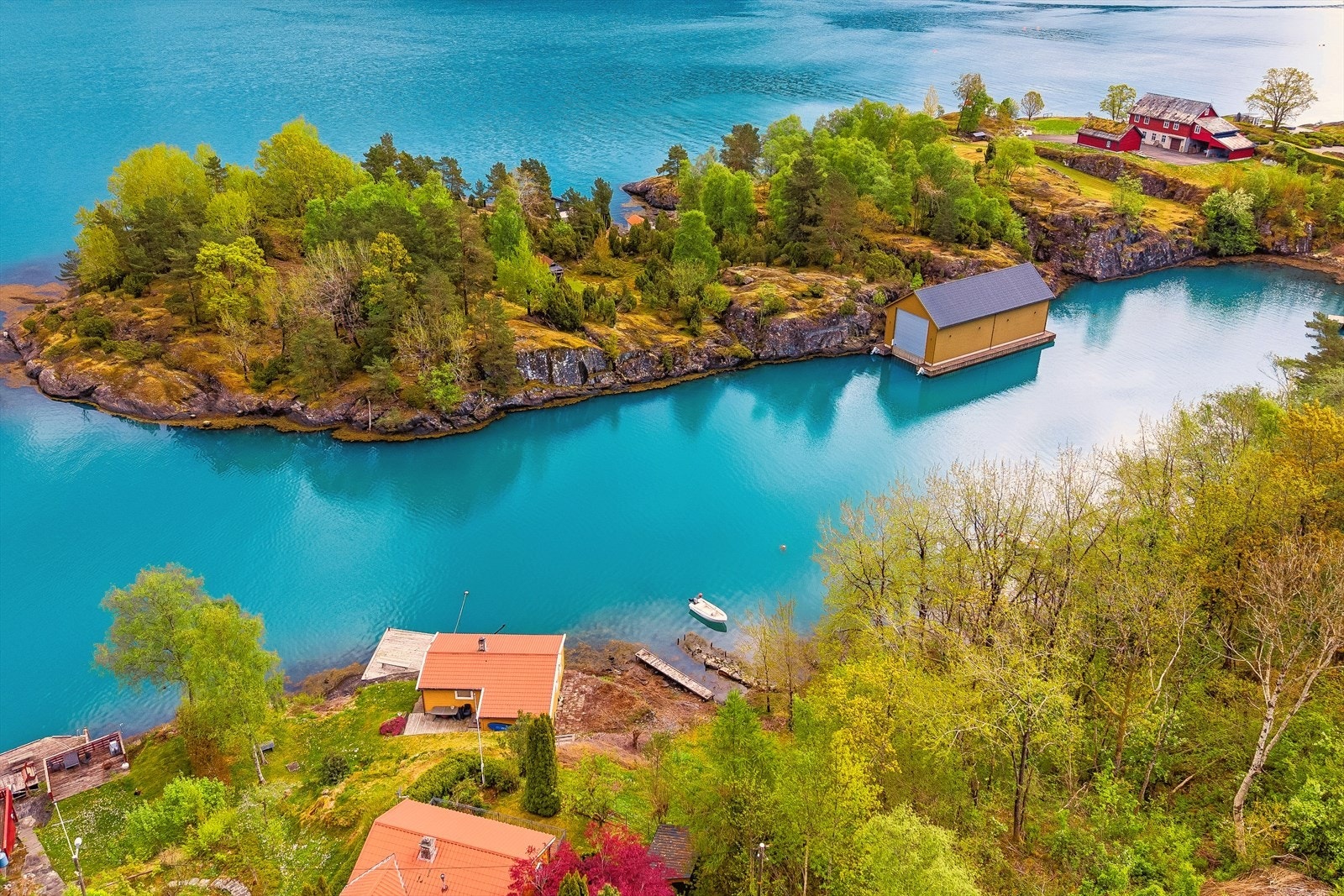 Det er ca. 10 min kjøring til Gjermundshavn med butikk og bensinstasjon/ladeplass. Galleribilde