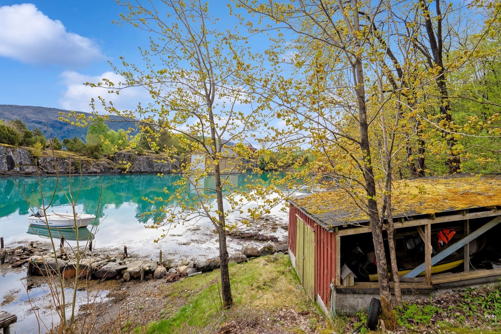 En hyttenabo har rett til å ha båt i naustet, og to andre har båtfesterett utenfor Galleribilde