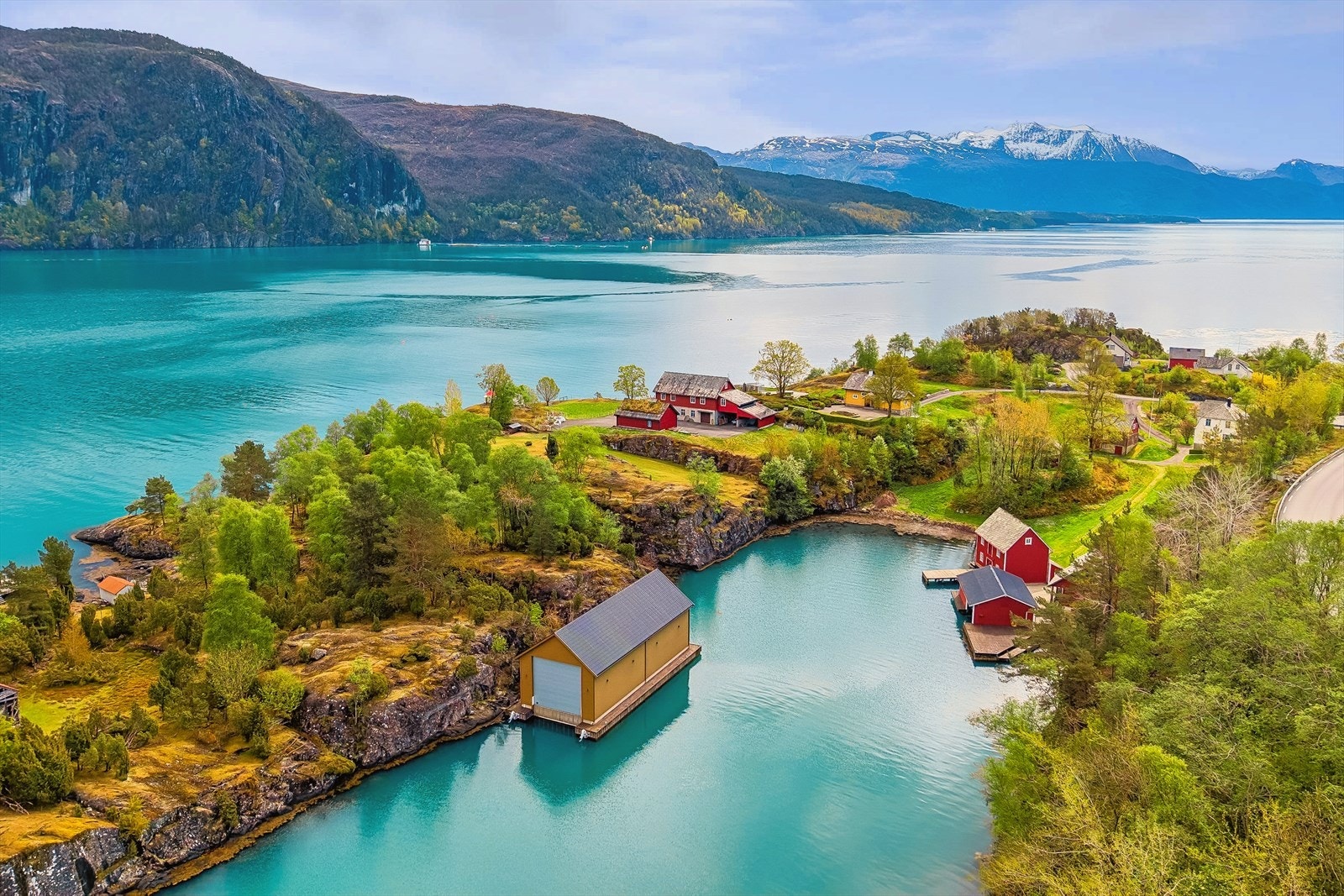Det er flott natur i området og nydelig fjordutsikt fra eiendommen Galleribilde