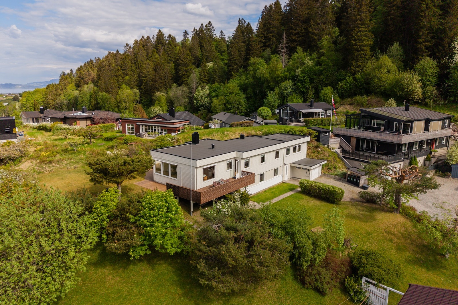 Huset er gunstig plassert i bakre del av tomta med plen og hagearea foran og mot sør. Galleribilde