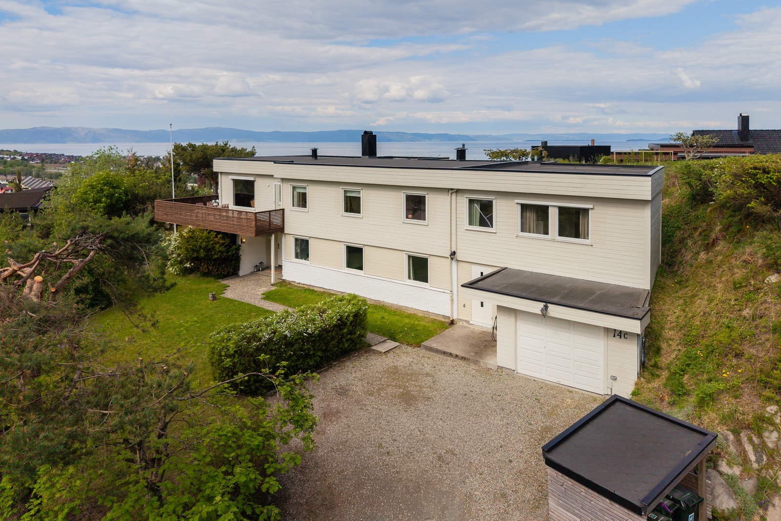 Eiendommen har garasje med lader og ekstra biloppstilling i gårdsplassen. Utleiedel har egen inngang og er separat fra hoveddel. Galleribilde