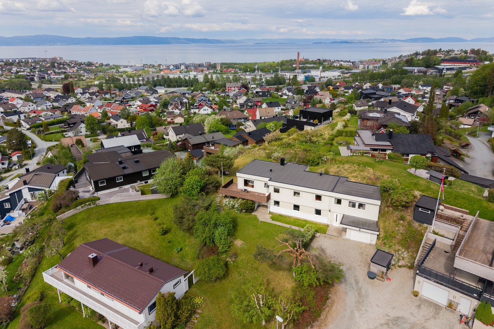 Rolig og familievennlig nabolag med umiddelbar tilgang på turterreng, lekeplasser og ballbaner. Galleribilde