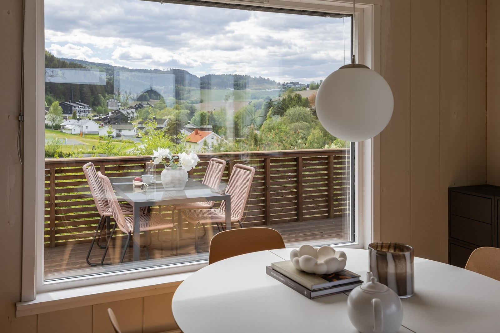 Godt med plass for spisestue på hver side av kjøkkenet i tillegg til terrassen. Galleribilde