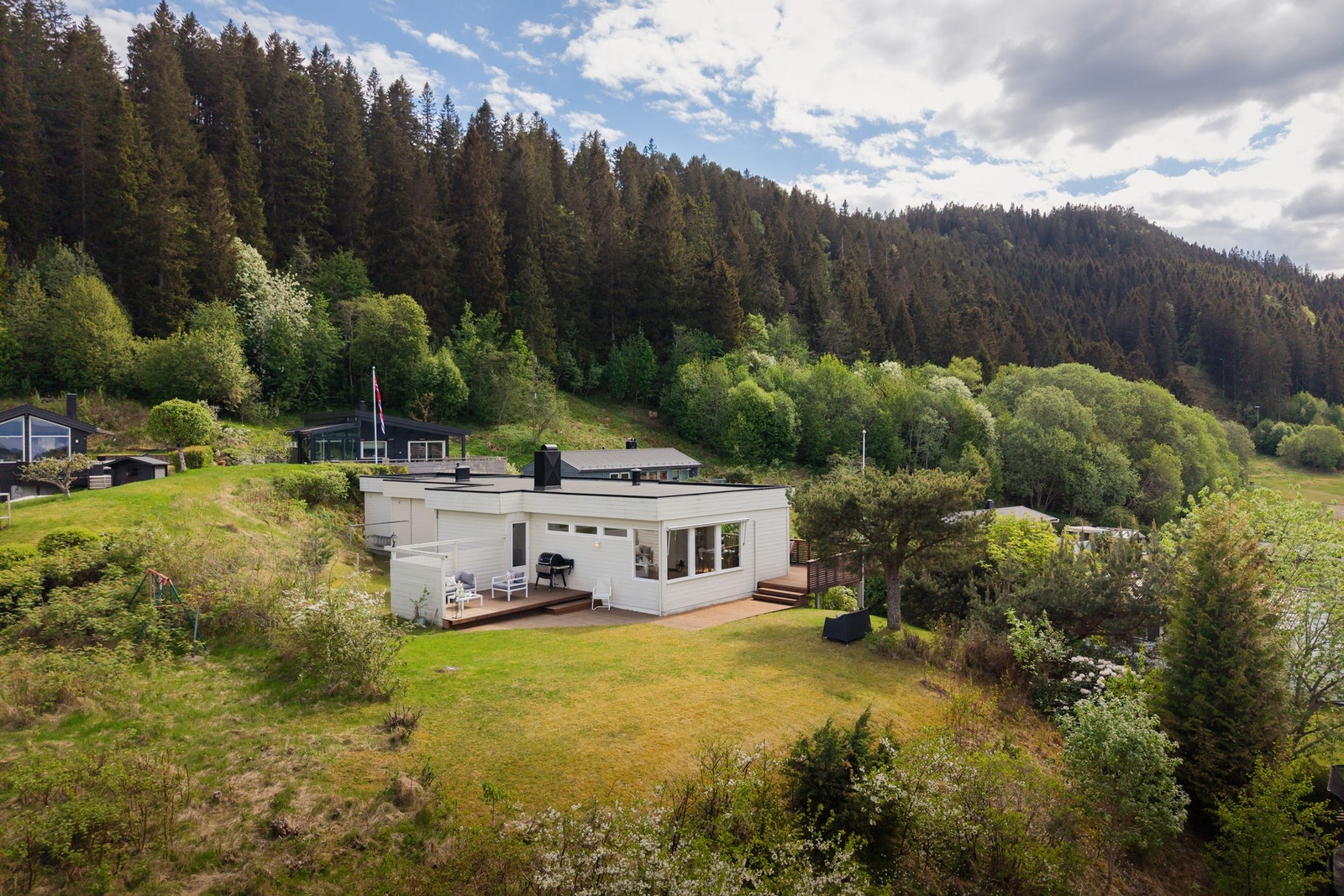 Innholdsrik og frittliggende funkisenebolig med usjenert og attraktiv plassering øverst i Olderdalen på Ranheim. Galleribilde