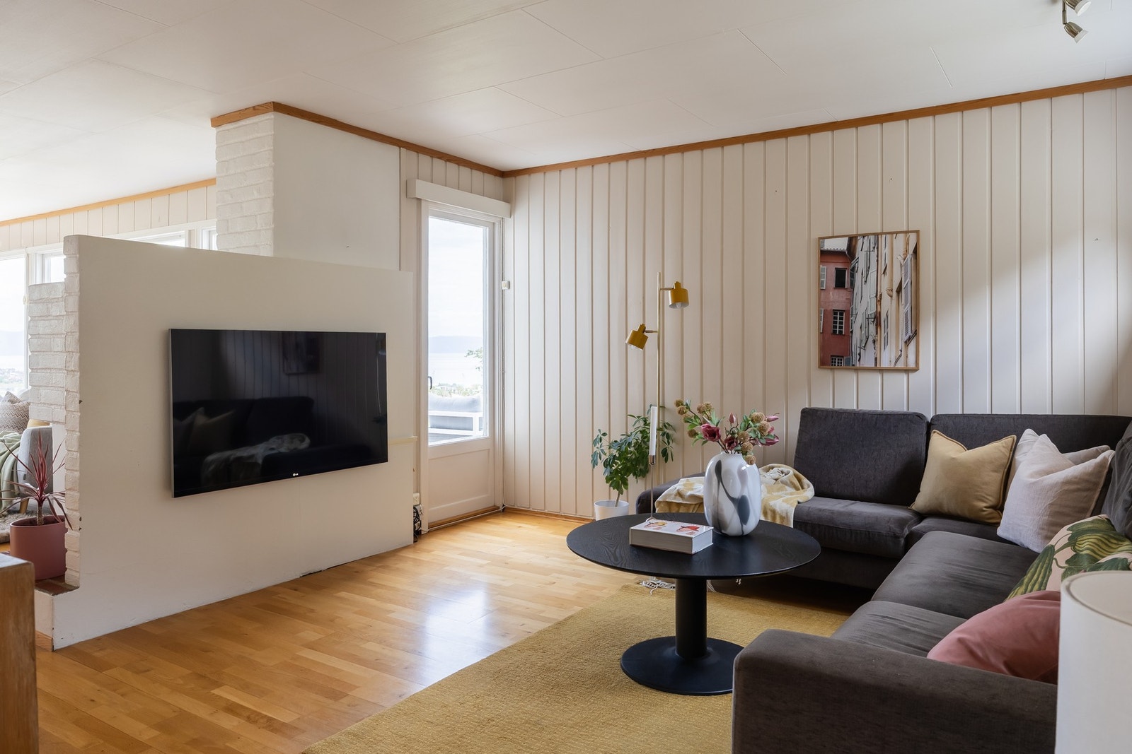 Naturlig plass for ei behagelig og tilbaketrukket tv-stue med utgang til terrasse og plen på nordsida av huset. Galleribilde