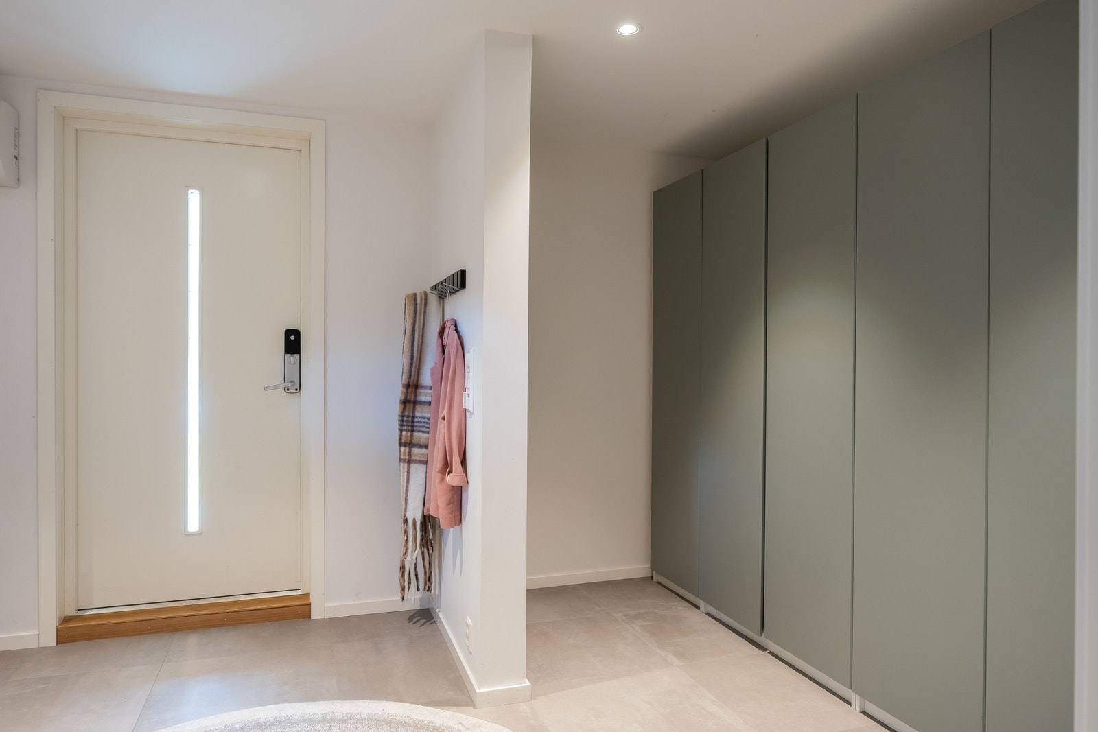 Pent og praktisk innredet med utstrakt garderobe, lett tilgang på vaskerom og kjellerstue. Galleribilde