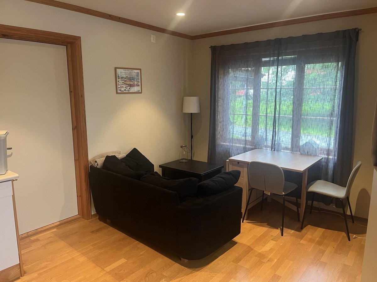 Leiligheten med både sofa, sofabord, spisebord og to stoler. Galleribilde