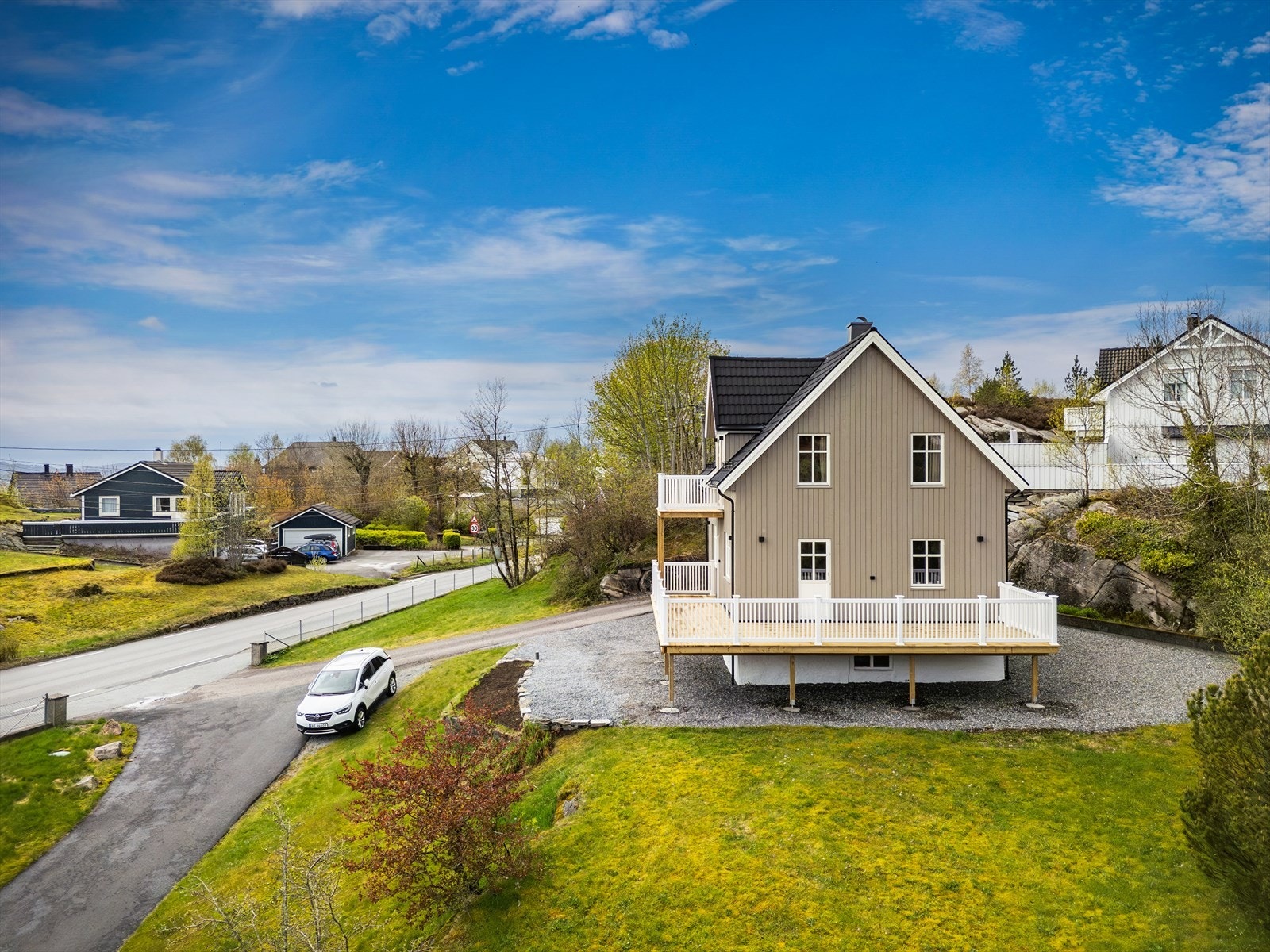 Tomten er pent opparbeidet med hage, gruset areal og diverse beplanting. Galleribilde