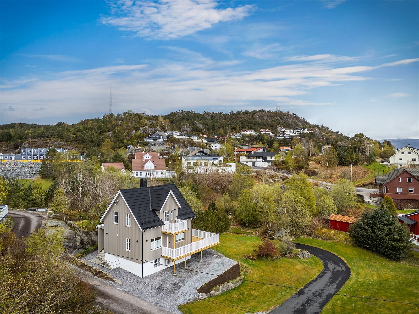 Eiendommen ligger fint til og har en flott utsikt over nærområdet. Galleribilde