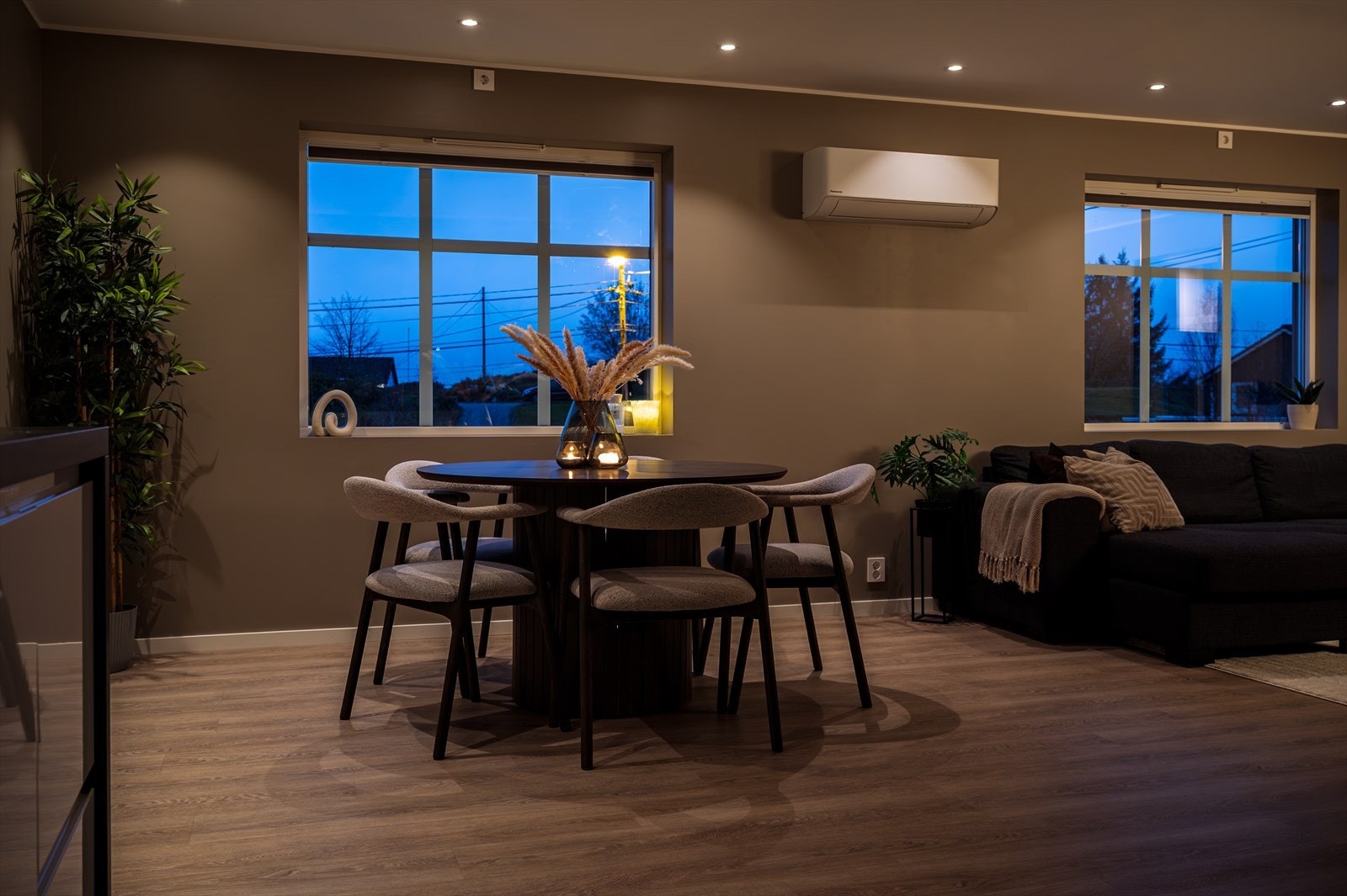 Legg merke til downlights gjennom hele rommet. Galleribilde