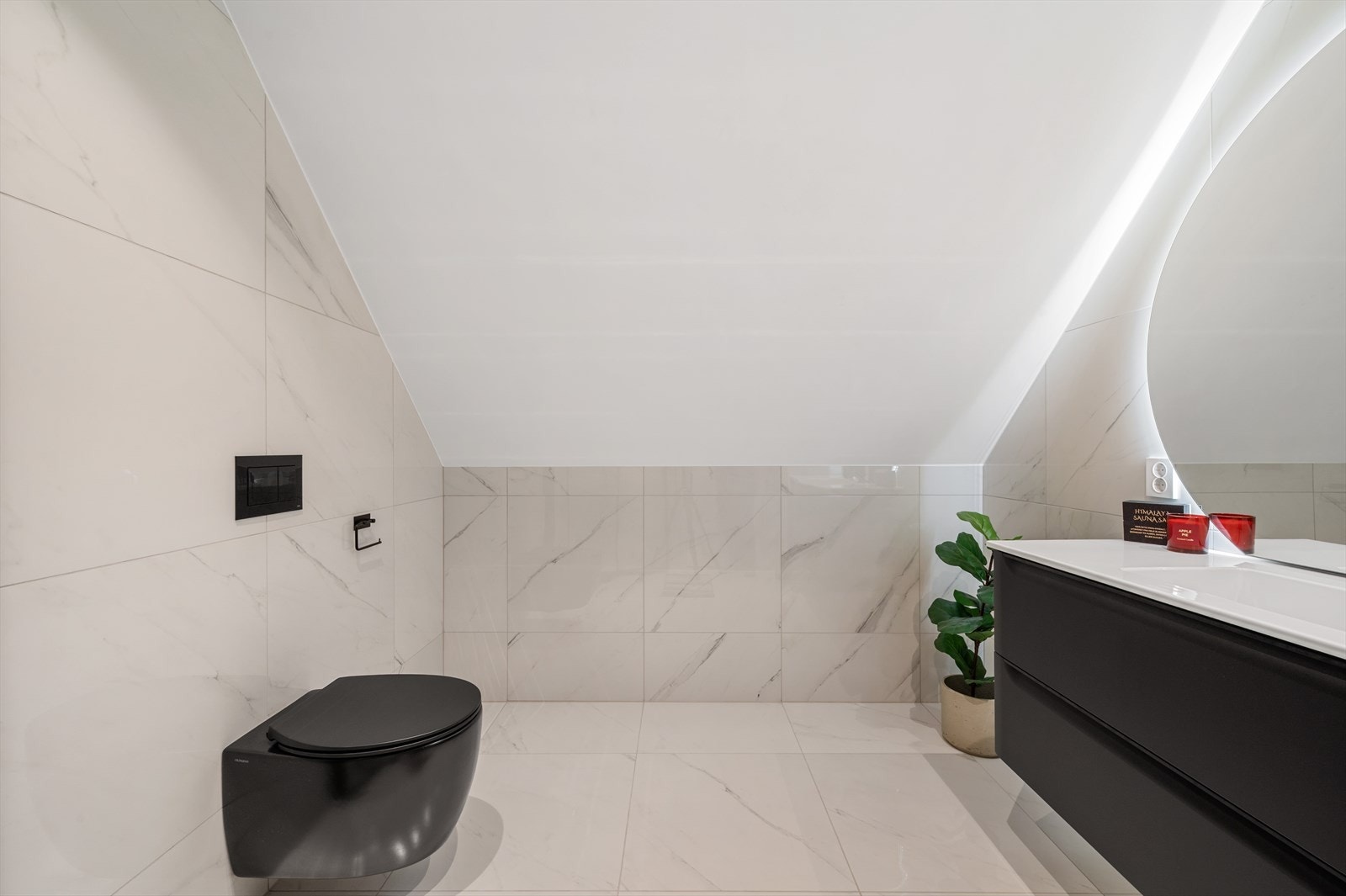 Badet har innhold av dusjhjørne, vegghengt toalett, servant med underskap og speilfront. Galleribilde
