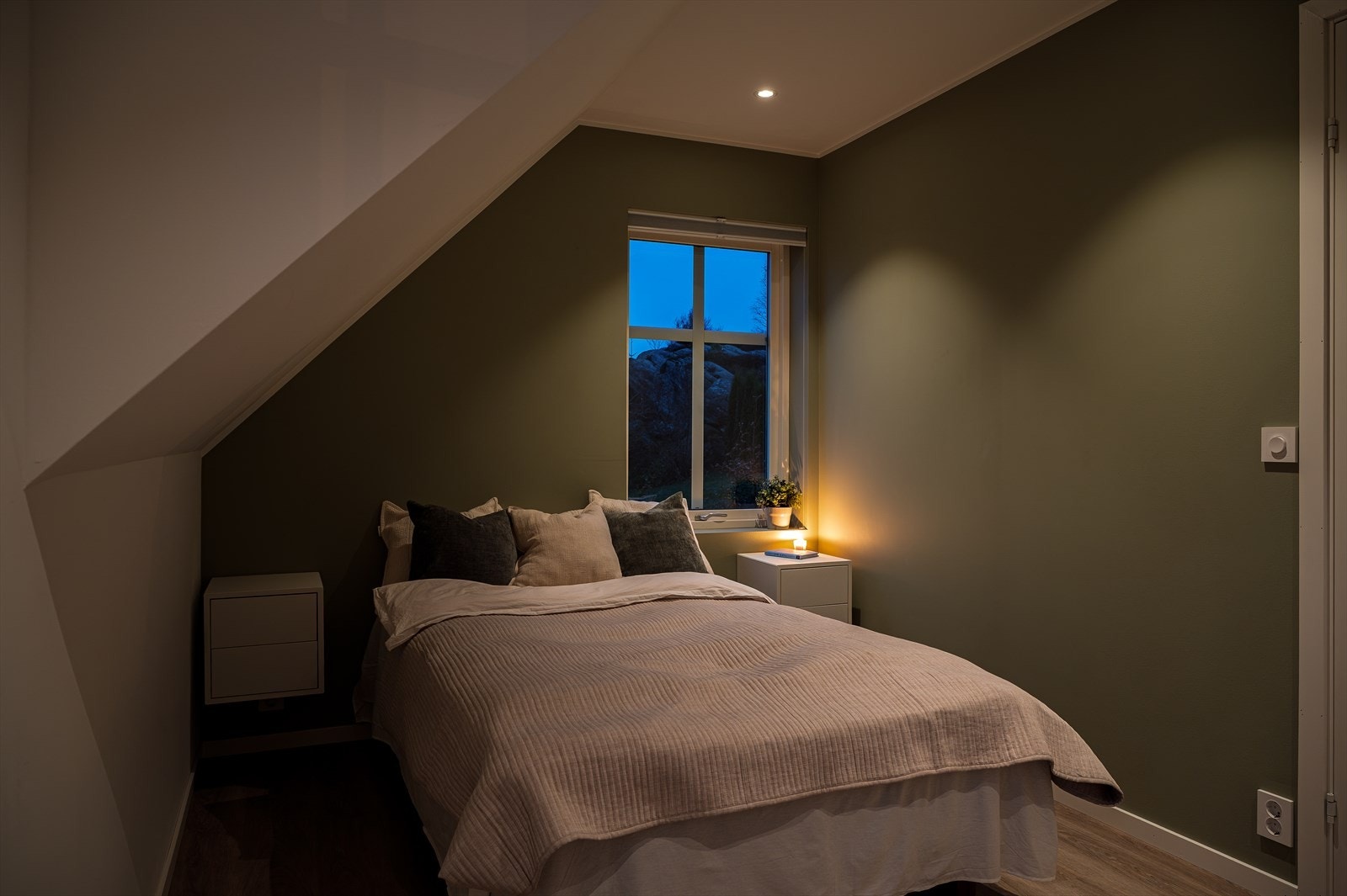 Også her har man downlights gjennom hele rommet. Galleribilde