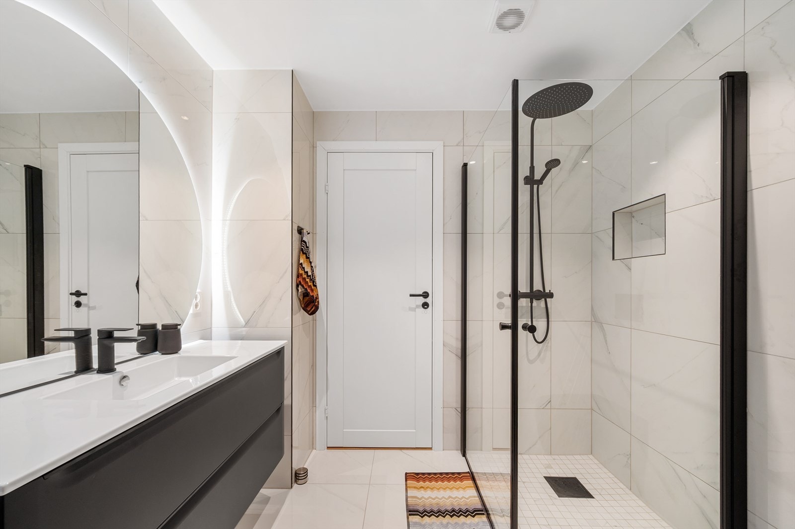 Badet er virkelig lekkert. Fra 2023 med svært moderne standard. Galleribilde