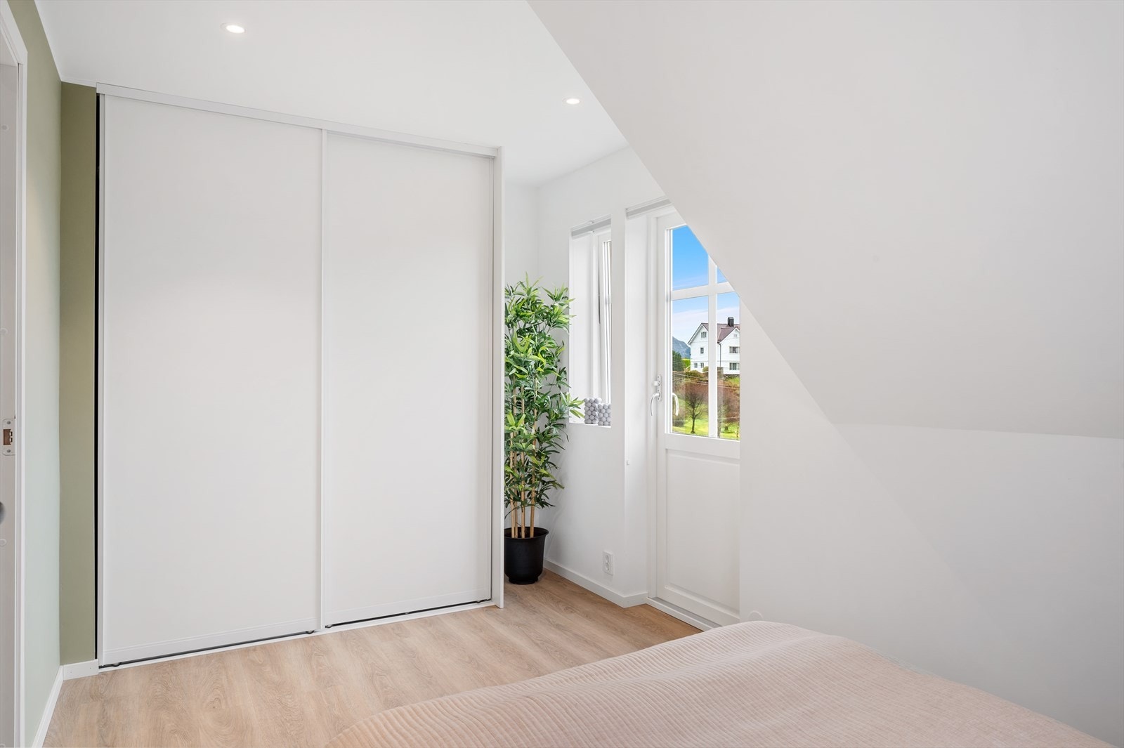 Godt med plass til oppbevaring i skyvedørsgarderobe. Utgang til en herlig balkong. Galleribilde