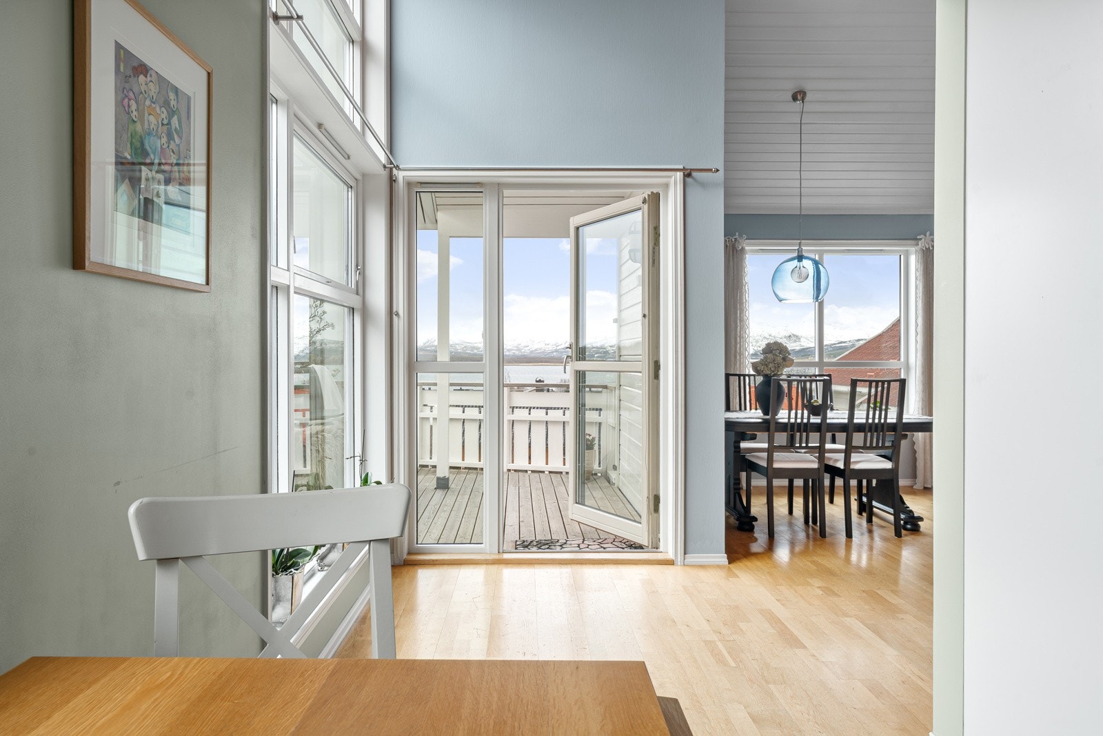 Utgang til veranda fra spisestuen.