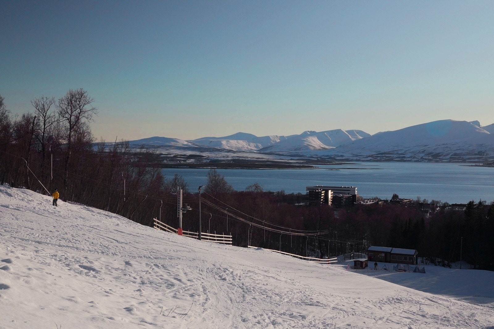 Bak-Olsen med skitrekk og akebakker i nærheten.
