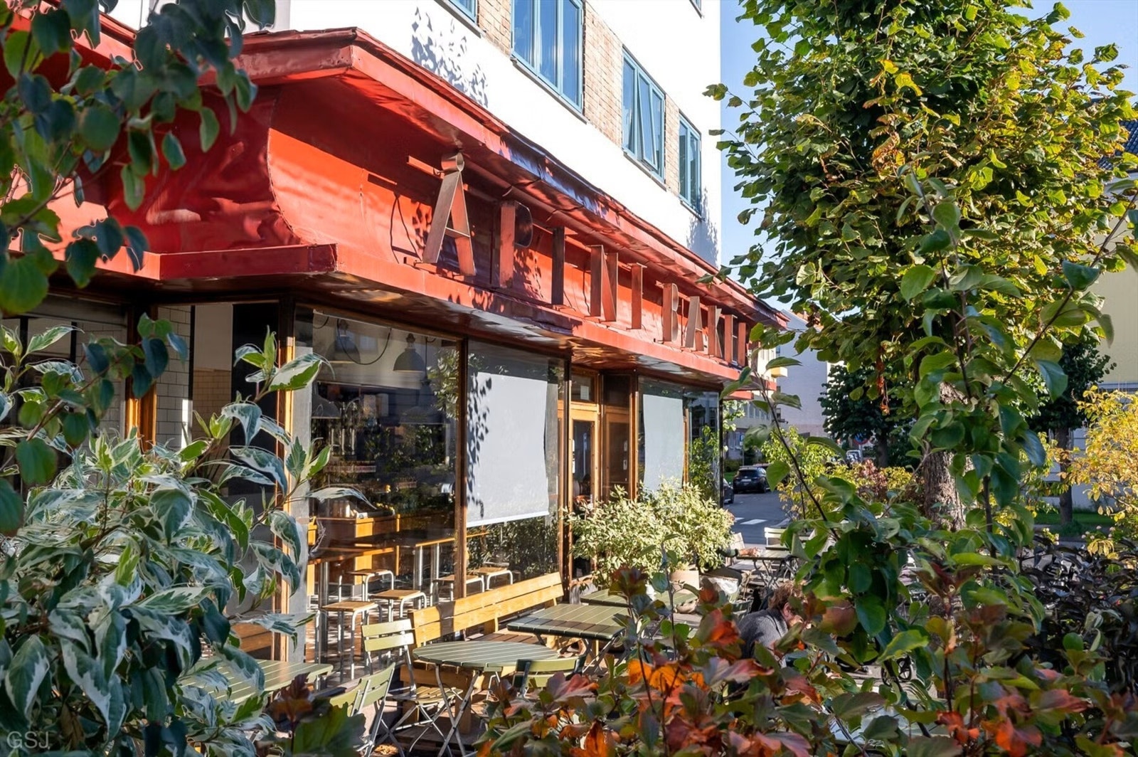 Det populære Åpent Bakeri/Lofthus Samvirkelag, kjent for sin utsøkte pizza, ligger bare et par minutter unna Galleribilde