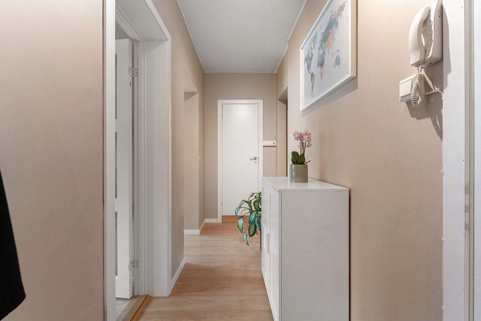 Innbydende entré med garderobeskap for praktisk og enkel oppbevaring av yttertøy og sko Galleribilde