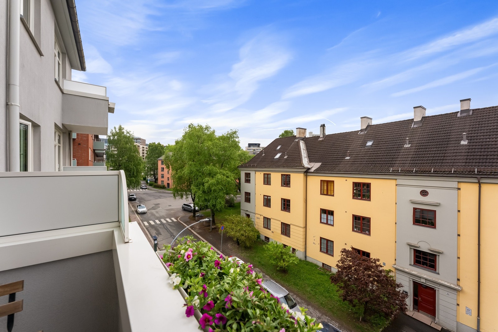 Med utgang fra stuen får du en flott balkong som den perfekte forlengelse av leiligheten på sommertid Galleribilde
