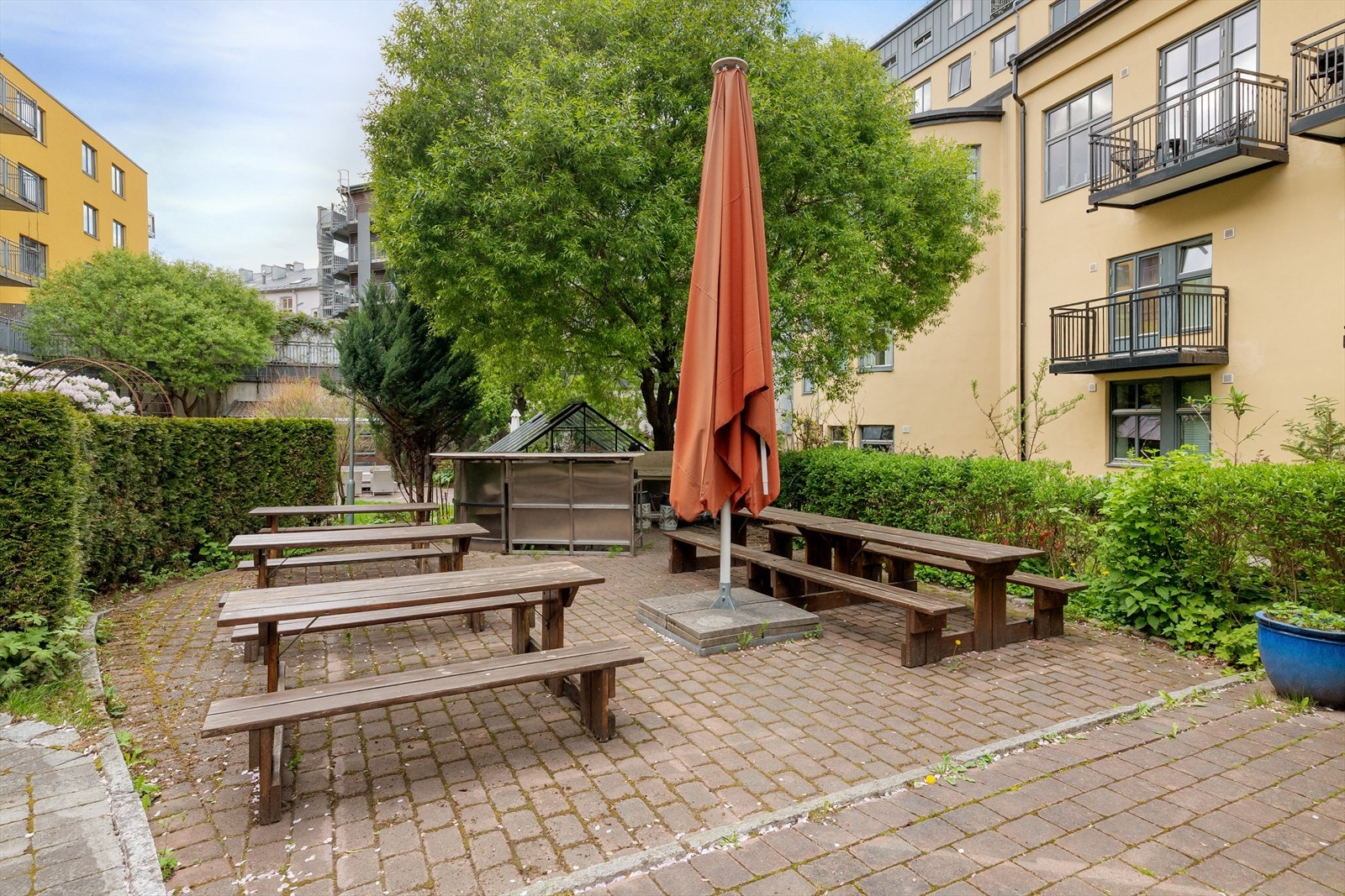 I bakgården møter man ofte på hyggelige naboer og slår av en prat. Dette er også det perfekte stedet for å samle gode venner og familie til en liten grillfest. Galleribilde
