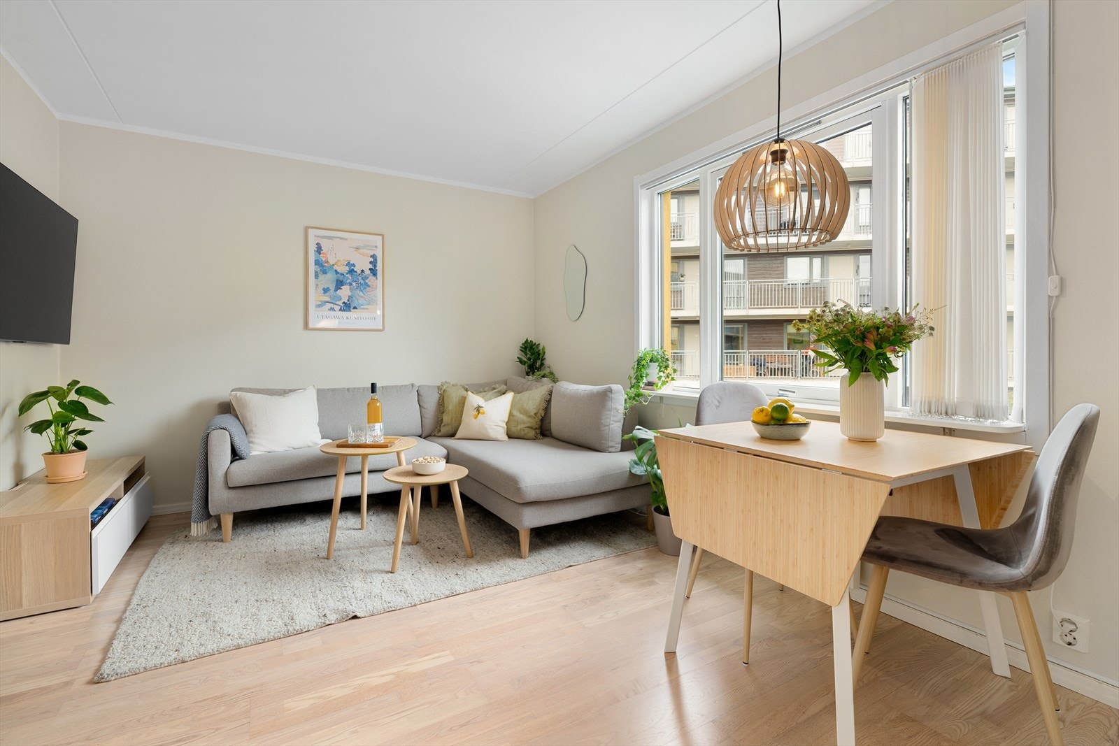 Ved vinduet og i tilknytning til kjøkken kan spisebordet plasseres. Det er også plass til et større bord når man skal ha flere gjester til bords! En TV-benk eller andre oppbevaringsmøbler kan plasseres langs endeveggen til sovealkoven. Galleribilde