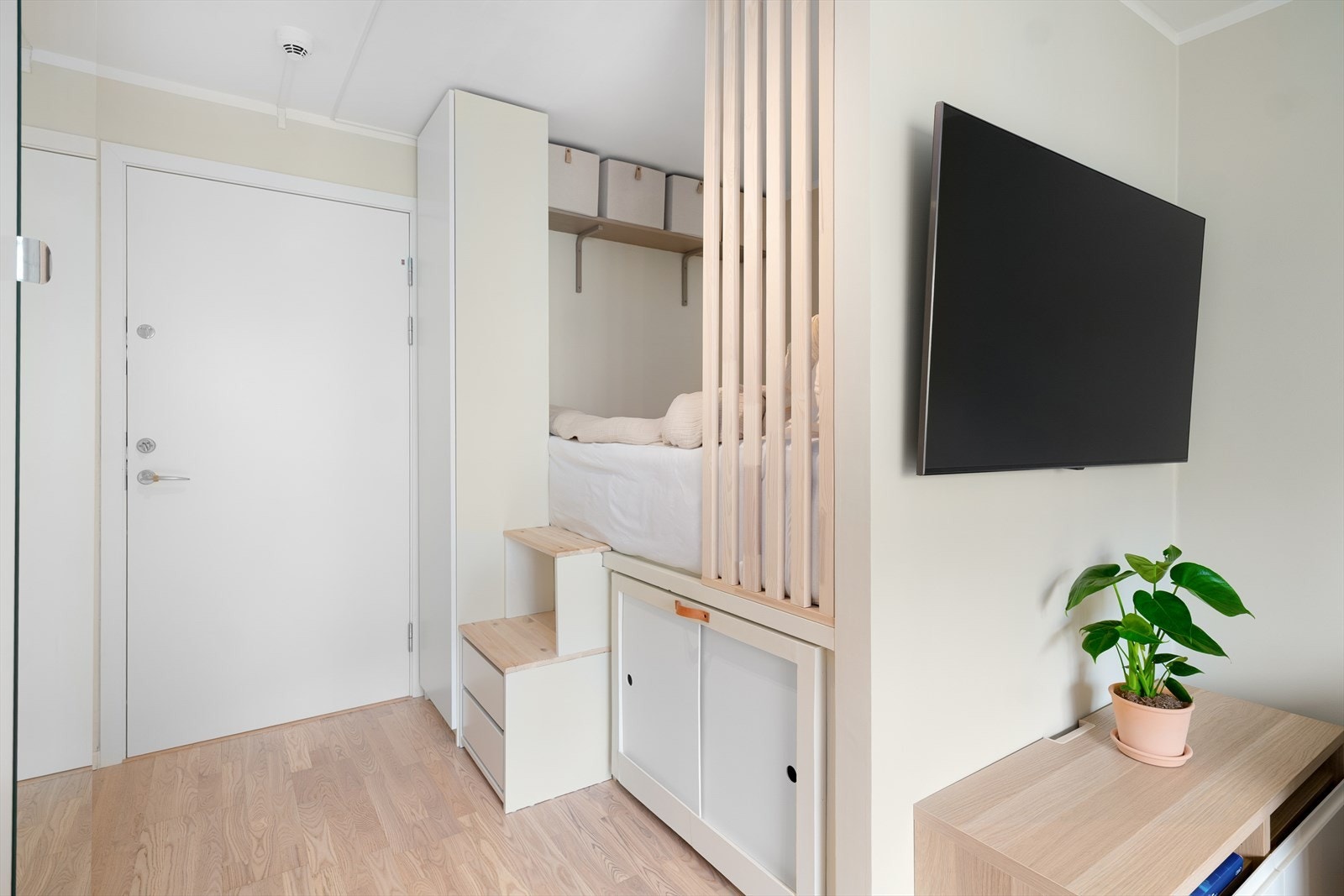 Den smarte sovealkoven er visuelt vakker å se på med sine lyse eikespiler. Disse skaper også en behagelig skjerming fra den sosiale sonen. Galleribilde