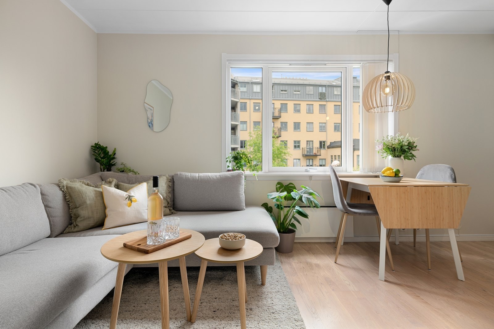 I denne koselige stuen er det lett å føle seg hjemme! Harmoniske fargetoner og mye naturlig lys skaper en god atmosfære og stemning. Galleribilde