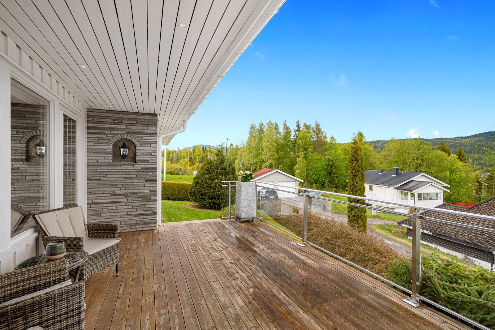 På terrassen er det downlights og flott skiferdetaljer Galleribilde
